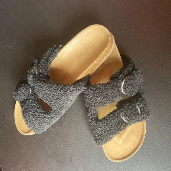 sandals - Picture 2 of 7